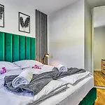 Z Basenem I Saunami Stone Hill Iii Vip Centrum By Royal Aparts 아파트 *