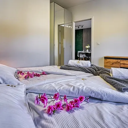 Z Basenem I Saunami Stone Hill Iii Vip Centrum By Royal Aparts * שצ'קלארסקה פוראובה