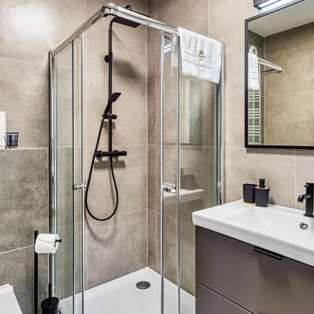 Z Basenem I Saunami Stone Hill Iii Vip Centrum By Royal Aparts * שצ'קלארסקה פוראובה